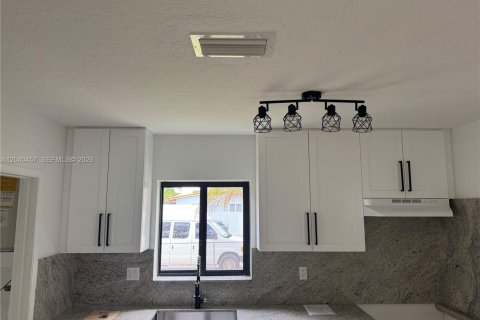 House in Hialeah, Florida 3 bedrooms, 107.4 sq.m. № 2087099 - photo 6