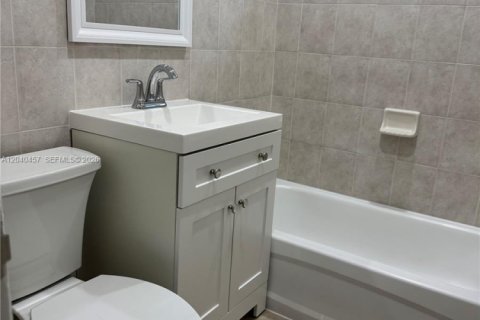House in Hialeah, Florida 3 bedrooms, 107.4 sq.m. № 2087099 - photo 7