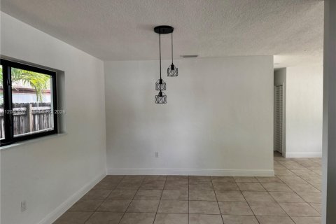 House in Hialeah, Florida 3 bedrooms, 107.4 sq.m. № 2087099 - photo 5