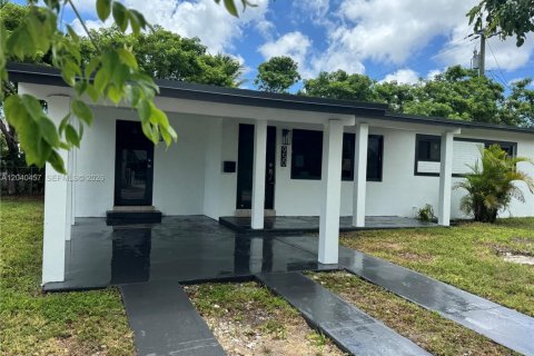 House in Hialeah, Florida 3 bedrooms, 107.4 sq.m. № 2087099