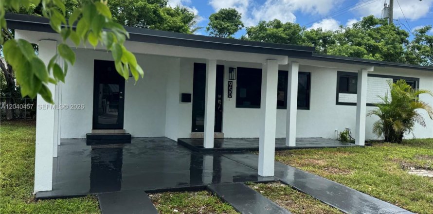 House in Hialeah, Florida 3 bedrooms, 107.4 sq.m. № 2087099