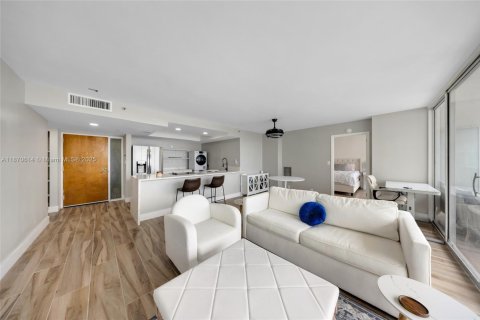 Купить кондоминиум в Норт-Бей-Виллидж, Флорида 2 спальни, 95.69м2, № 1981226 - фото 19