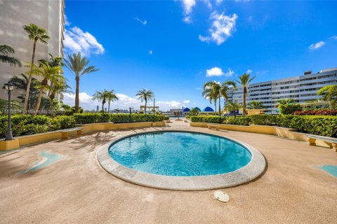 Купить кондоминиум в Норт-Бей-Виллидж, Флорида 2 спальни, 95.69м2, № 1981226 - фото 10