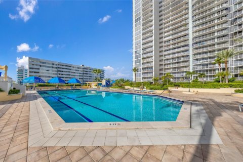 Купить кондоминиум в Норт-Бей-Виллидж, Флорида 2 спальни, 95.69м2, № 1981226 - фото 3