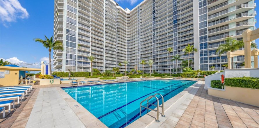 Кондоминиум с 2 спальнями в Норт-Бей-Виллидж, Флорида № 1981226