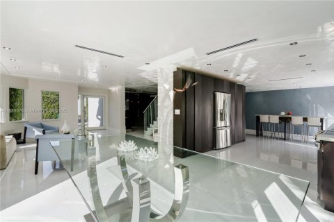 Villa ou maison à vendre à Miami, Floride: 4 chambres, 279.17 m2 № 2021751 - photo 6