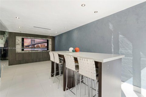 Villa ou maison à vendre à Miami, Floride: 4 chambres, 279.17 m2 № 2021751 - photo 9
