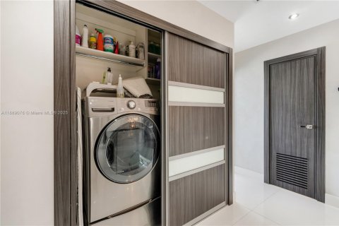 Villa ou maison à vendre à Miami, Floride: 4 chambres, 279.17 m2 № 2021751 - photo 27