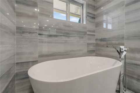 Villa ou maison à vendre à Miami, Floride: 4 chambres, 279.17 m2 № 2021751 - photo 24