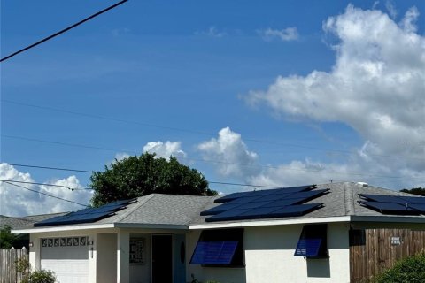 House in Venice, Florida 2 bedrooms, 136.66 sq.m. № 2135422