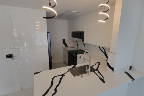 Снять в аренду кондоминиум в Пемброк-Пайнс, Флорида 2 спальни, 70.05м2, № 1949432 - фото 1