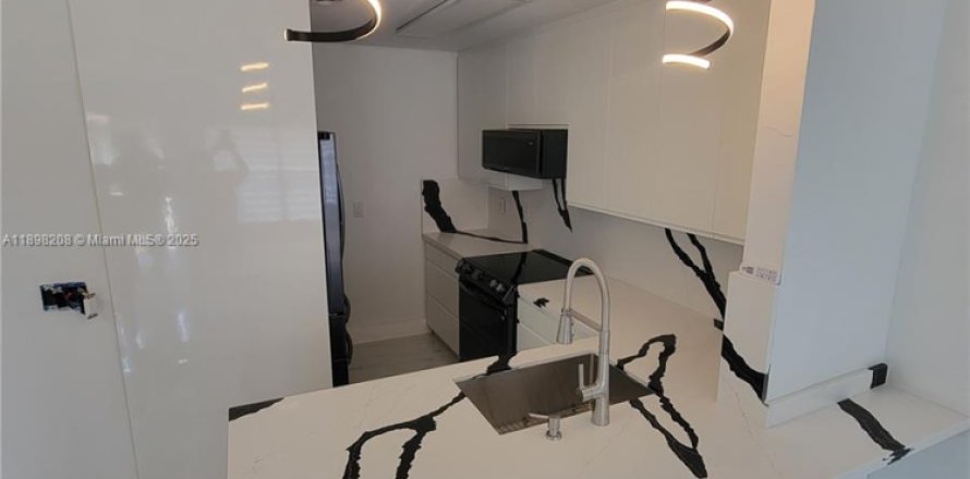 Кондоминиум с 2 спальнями в Пемброк-Пайнс, Флорида № 1949432