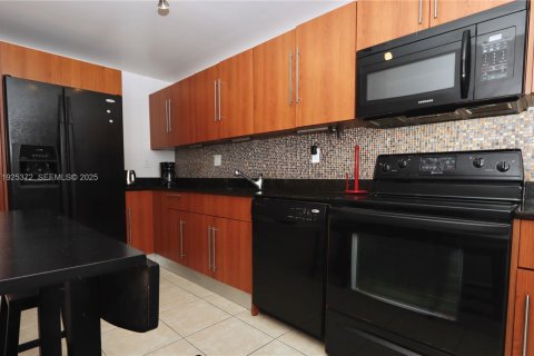 Copropriété à louer à Hollywood, Floride: 2 chambres, 112.6 m2 № 1986515 - photo 6