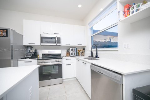 Townhouse in Miami, Florida 3 bedrooms, 123.37 sq.m. № 1973638 - photo 2