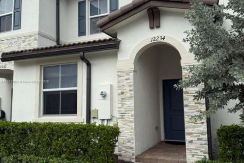 Townhouse in Miami, Florida 3 bedrooms, 123.37 sq.m. № 1973638 - photo 1