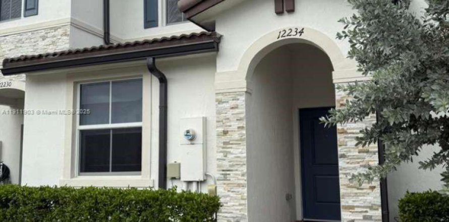 Townhouse in Miami, Florida 3 bedrooms, 123.37 sq.m. № 1973638