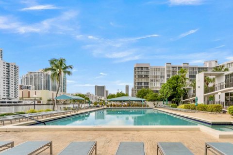 Copropriété à louer à Hallandale Beach, Floride: 2 chambres, 99.87 m2 № 1924532 - photo 15