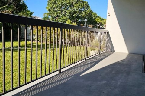 Copropriété à louer à Hallandale Beach, Floride: 2 chambres, 109.62 m2 № 1714591 - photo 25