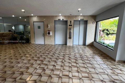 Copropriété à louer à Hallandale Beach, Floride: 2 chambres, 109.62 m2 № 1714591 - photo 16