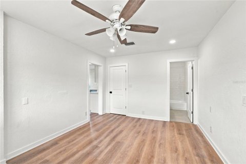 House in Saint Petersburg, Florida 3 bedrooms, 111.48 sq.m. № 2304754 - photo 15