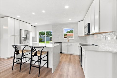House in Saint Petersburg, Florida 3 bedrooms, 111.48 sq.m. № 2304754 - photo 7