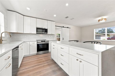 House in Saint Petersburg, Florida 3 bedrooms, 111.48 sq.m. № 2304754 - photo 8