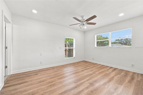 House in Saint Petersburg, Florida 3 bedrooms, 111.48 sq.m. № 2304754 - photo 14