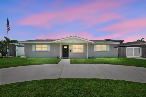 House in Saint Petersburg, Florida 3 bedrooms, 111.48 sq.m. № 2304754