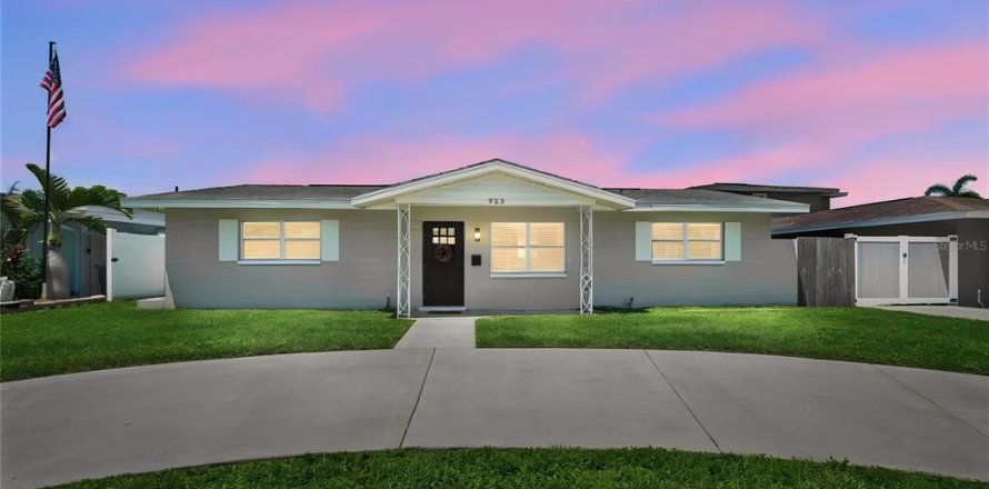 House in Saint Petersburg, Florida 3 bedrooms, 111.48 sq.m. № 2304754
