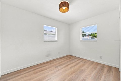 House in Saint Petersburg, Florida 3 bedrooms, 111.48 sq.m. № 2304754 - photo 22