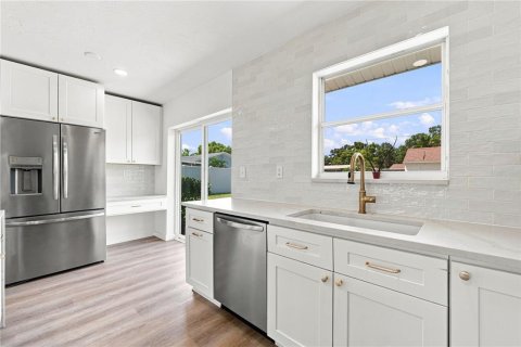 House in Saint Petersburg, Florida 3 bedrooms, 111.48 sq.m. № 2304754 - photo 6