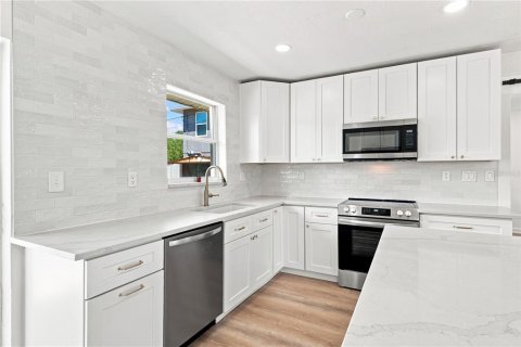 House in Saint Petersburg, Florida 3 bedrooms, 111.48 sq.m. № 2304754 - photo 5