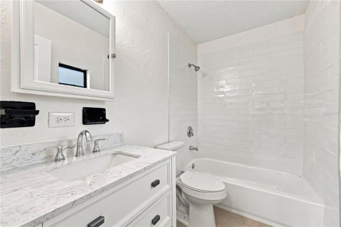 House in Saint Petersburg, Florida 3 bedrooms, 111.48 sq.m. № 2304754 - photo 16