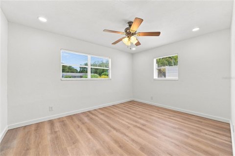 House in Saint Petersburg, Florida 3 bedrooms, 111.48 sq.m. № 2304754 - photo 18