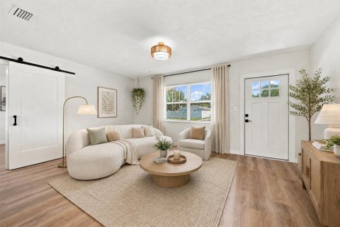 House in Saint Petersburg, Florida 3 bedrooms, 111.48 sq.m. № 2304754 - photo 3