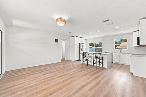 House in Saint Petersburg, Florida 3 bedrooms, 111.48 sq.m. № 2304754 - photo 11