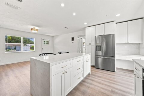 House in Saint Petersburg, Florida 3 bedrooms, 111.48 sq.m. № 2304754 - photo 4