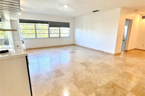 Снять в аренду квартиру в Бей-Харбор-Айлендс, Флорида 1 спальня, 83.89м2, № 1973908 - фото 3