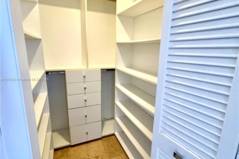 Снять в аренду квартиру в Бей-Харбор-Айлендс, Флорида 1 спальня, 83.89м2, № 1973908 - фото 15