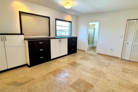 Снять в аренду квартиру в Бей-Харбор-Айлендс, Флорида 1 спальня, 83.89м2, № 1973908 - фото 9