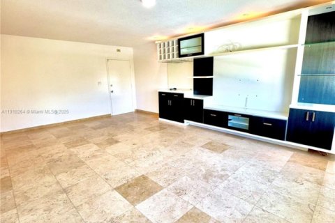 Снять в аренду квартиру в Бей-Харбор-Айлендс, Флорида 1 спальня, 83.89м2, № 1973908 - фото 2