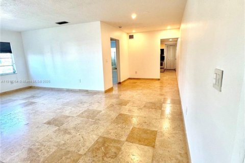 Снять в аренду квартиру в Бей-Харбор-Айлендс, Флорида 1 спальня, 83.89м2, № 1973908 - фото 4