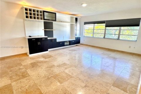 Снять в аренду квартиру в Бей-Харбор-Айлендс, Флорида 1 спальня, 83.89м2, № 1973908 - фото 1