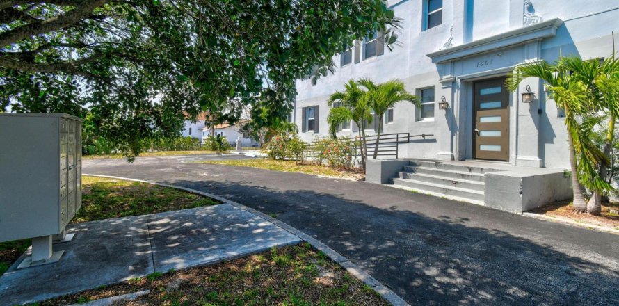 Immobilier commercial à West Palm Beach, Floride № 2253268