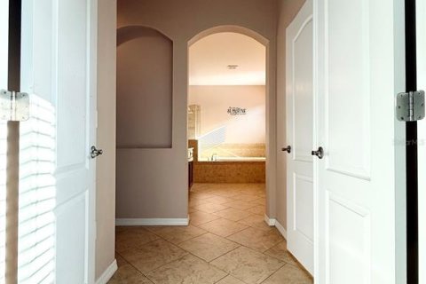 House in Tampa, Florida 4 bedrooms, 345.41 sq.m. № 2237100 - photo 8