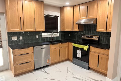 House in Palm Beach Gardens, Florida 3 bedrooms, 99.22 sq.m. № 2074971 - photo 2