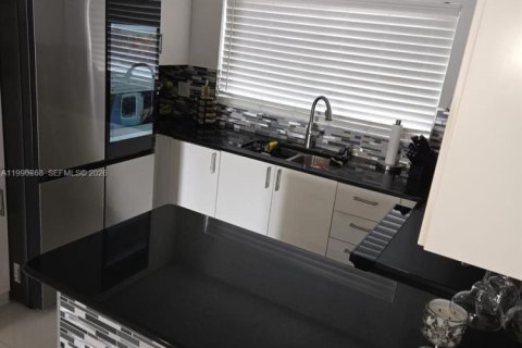 Touwnhouse à vendre à Miami, Floride: 3 chambres, 123.47 m2 № 2058127 - photo 7