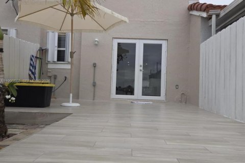 Touwnhouse à vendre à Miami, Floride: 3 chambres, 123.47 m2 № 2058127 - photo 23