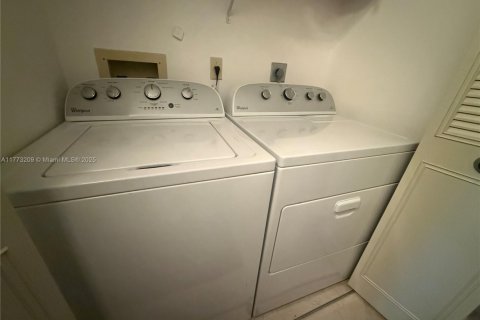 Condo in Greenacres, Florida, 2 bedrooms  № 1978135 - photo 10