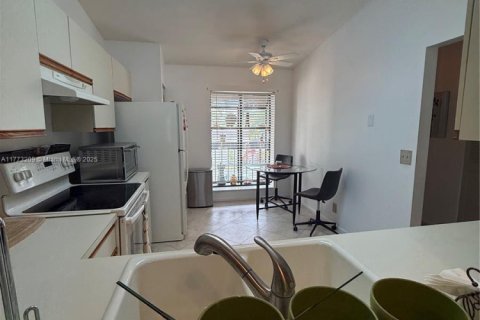 Condo in Greenacres, Florida, 2 bedrooms  № 1978135 - photo 5